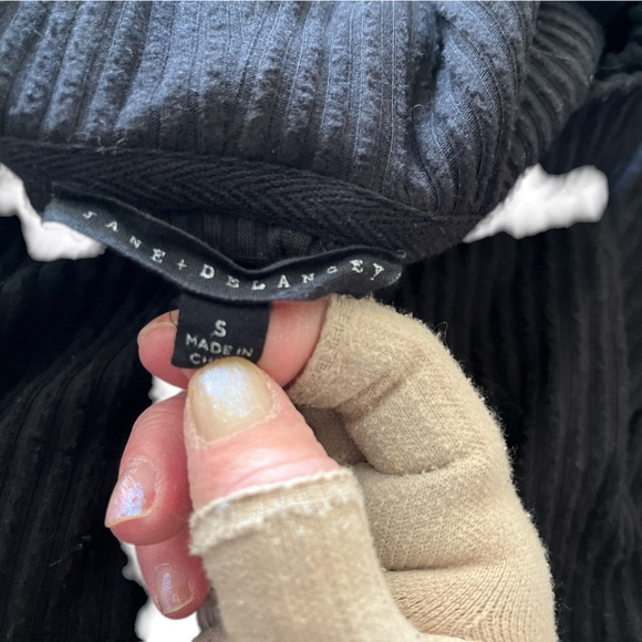 Super cute Jane and Delancey turtleneck sweater - Picture 6 of 7